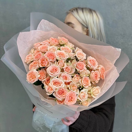 Букет персиковых кустовых роз 